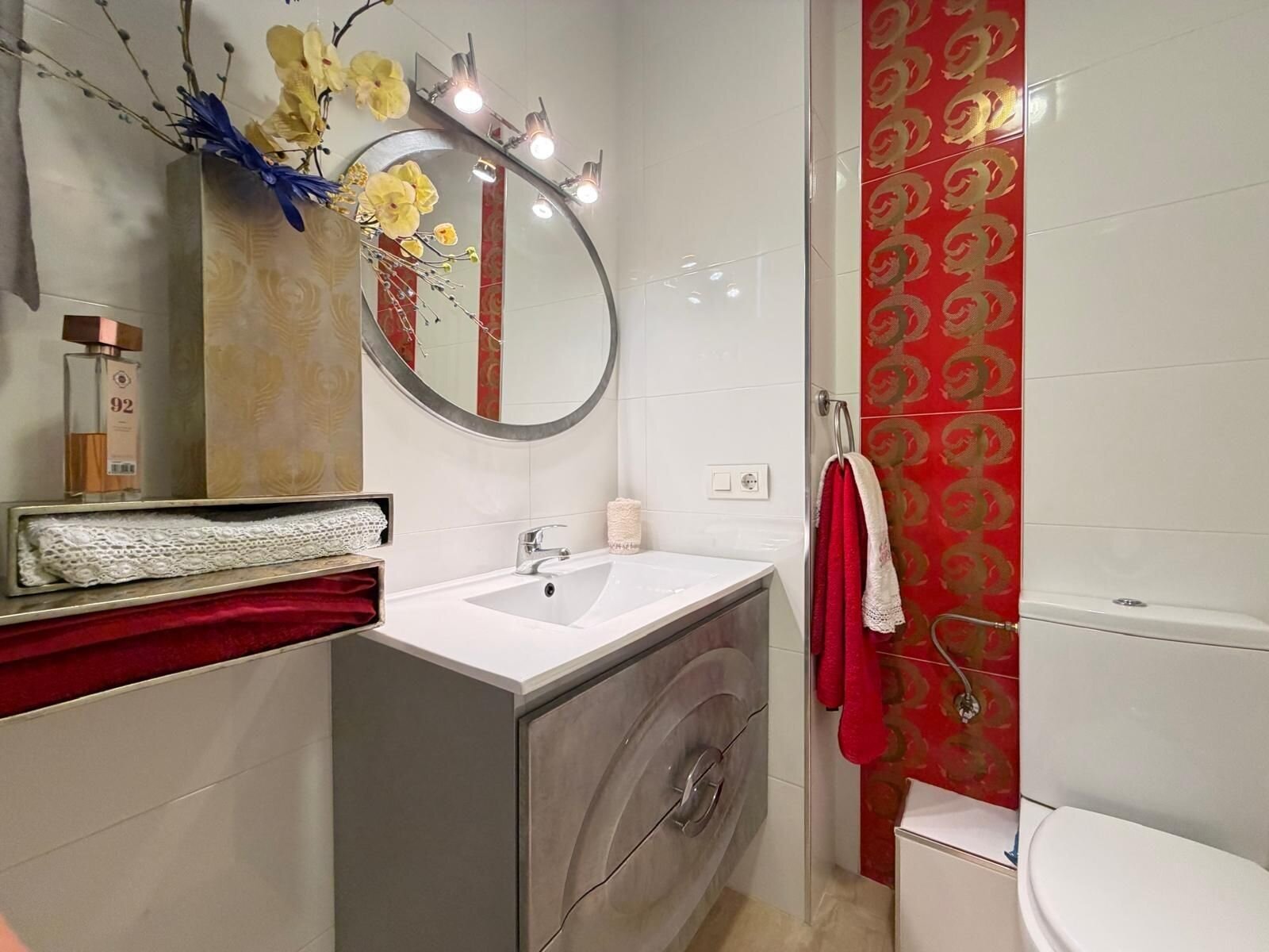 2-Bedroom Apartment in Paseo Maritimo, Torrevieja - Image 11