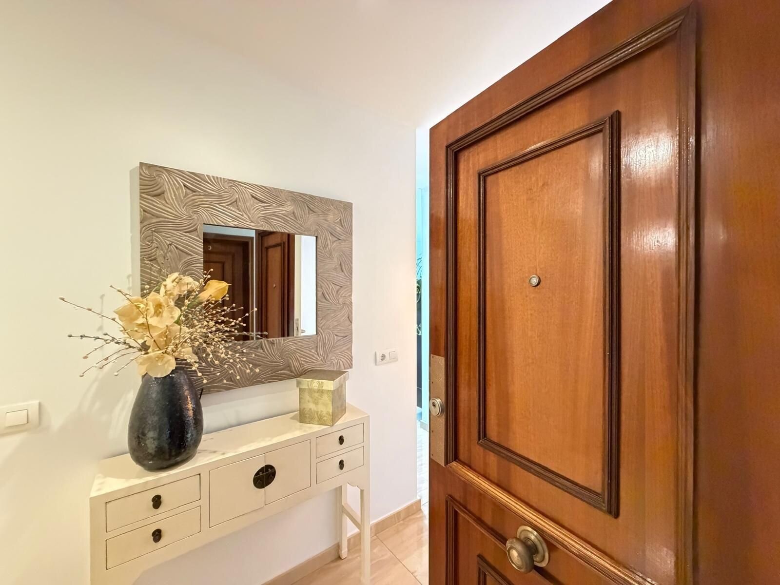 2-Bedroom Apartment in Paseo Maritimo, Torrevieja - Image 2