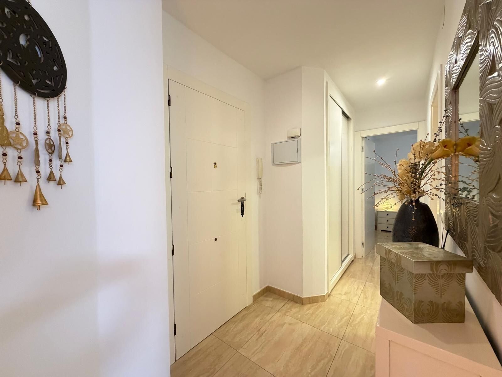 2-Bedroom Apartment in Paseo Maritimo, Torrevieja - Image 4