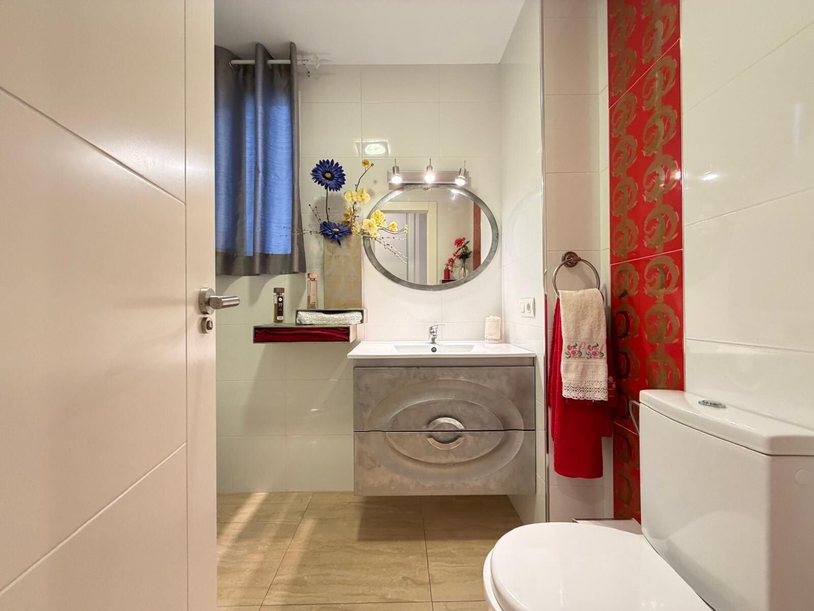 2-Bedroom Apartment in Paseo Maritimo, Torrevieja - Image 7