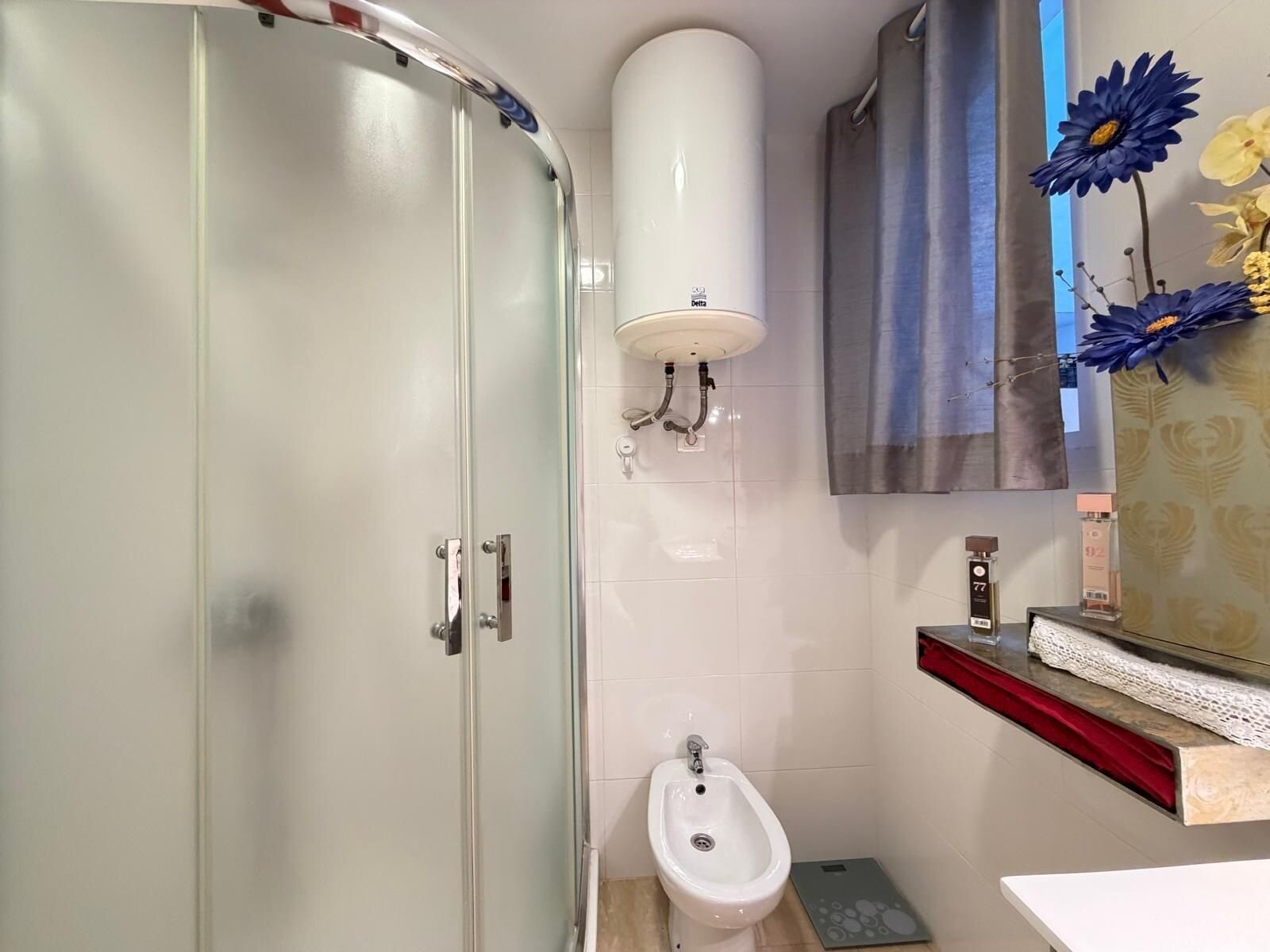 2-Bedroom Apartment in Paseo Maritimo, Torrevieja - Image 9
