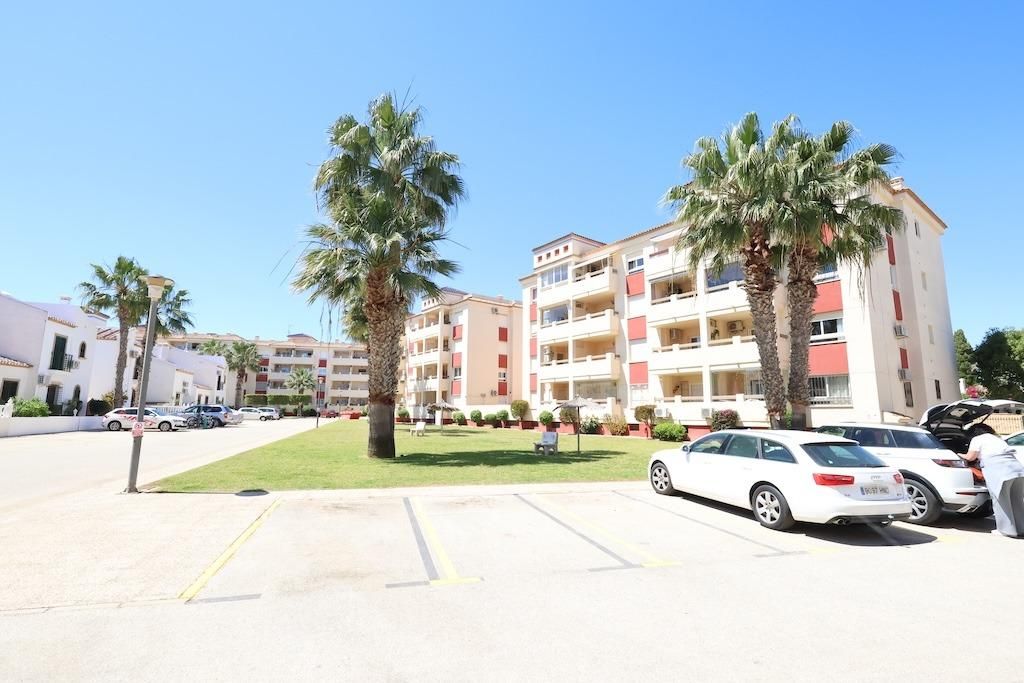 2-Bedroom Apartment in Lomas de Cabo Roig, Orihuela Costa - Image 15
