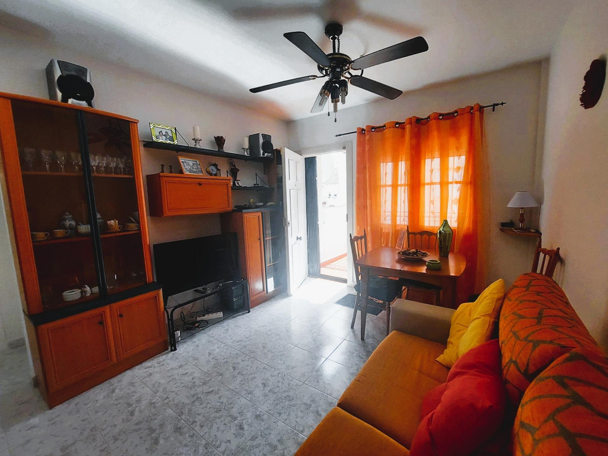 2-Bedroom Bungalow in Playa Flamenca, Orihuela Costa | Su... - Image 10