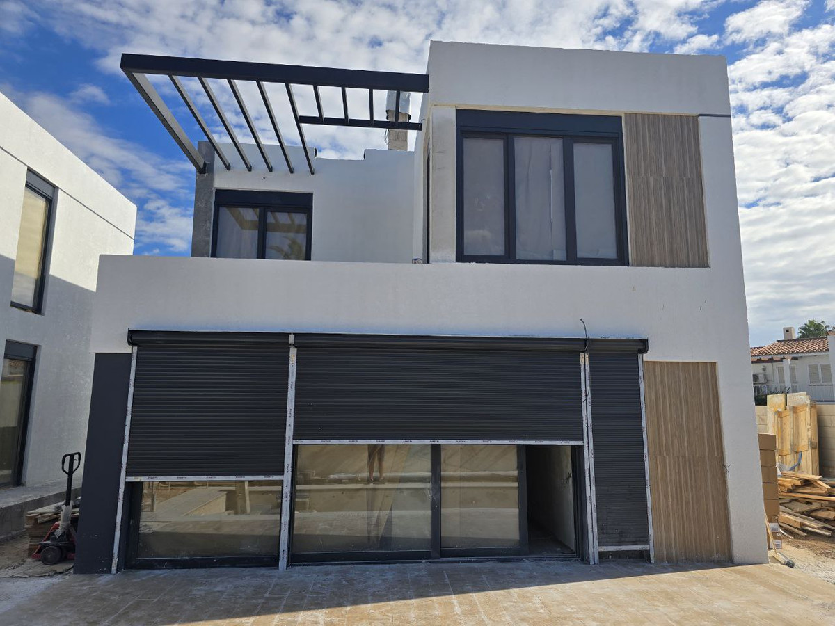 3-Bedroom Detached House in La Nucia - Image 1