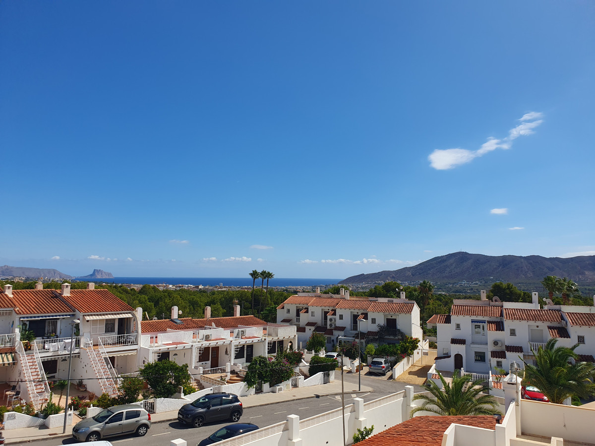 3-Bedroom Detached House in La Nucia - Image 24