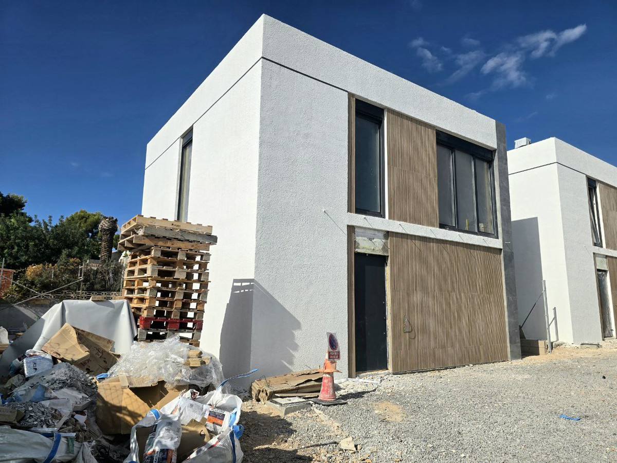 3-Bedroom Detached House in La Nucia - Image 9