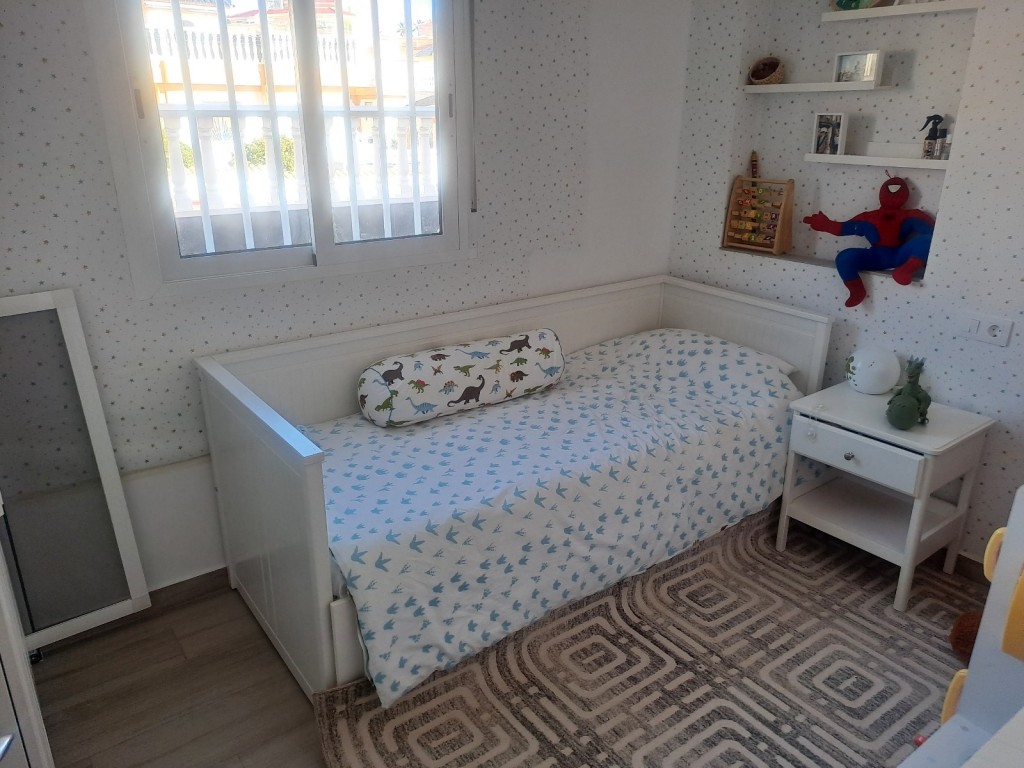 4-Bedroom Villa in Centro de la Ciudad Quesada, Rojales - Image 10