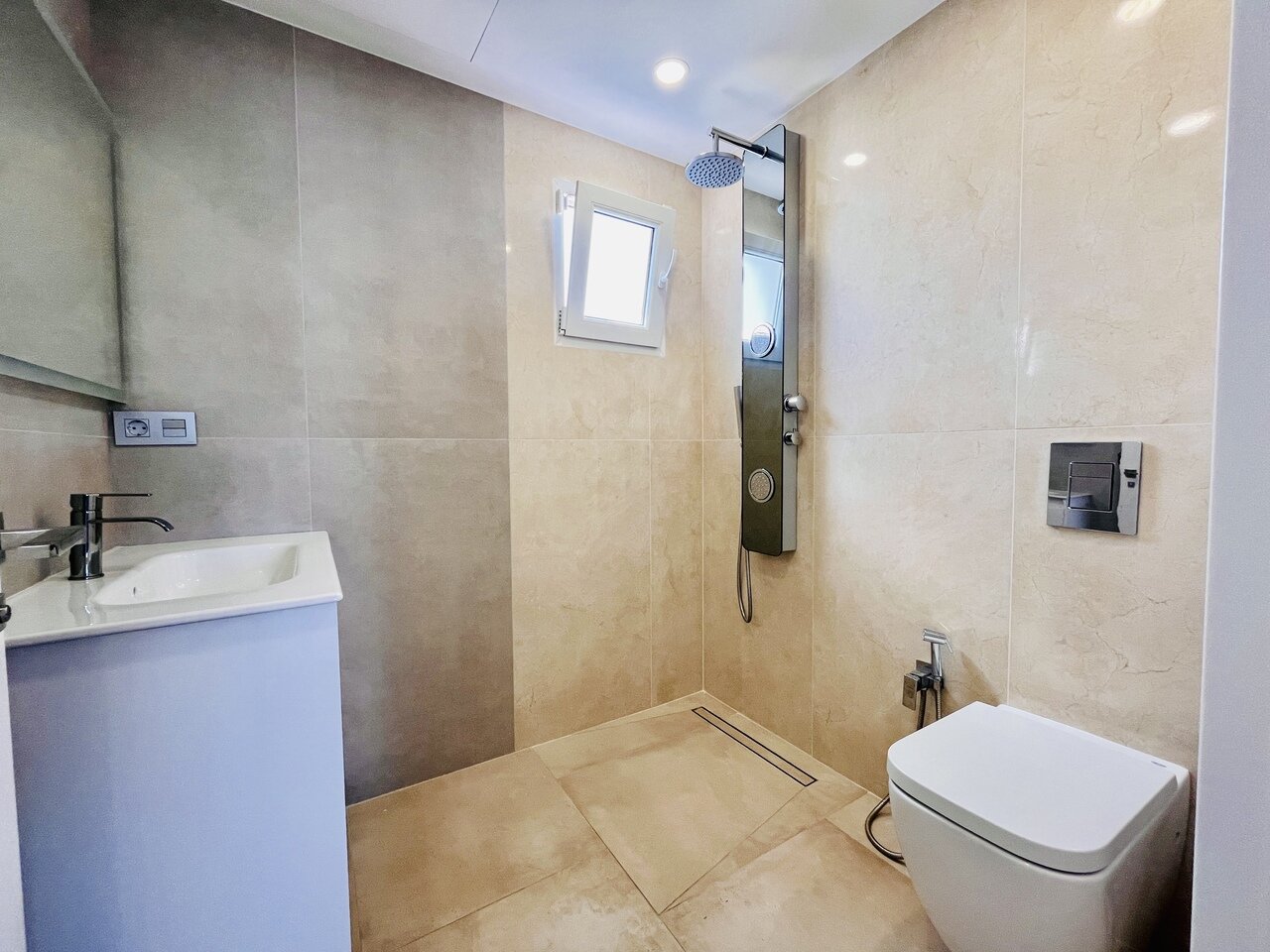 6-Bedroom Villa in La Siesta, Torrevieja - Image 16