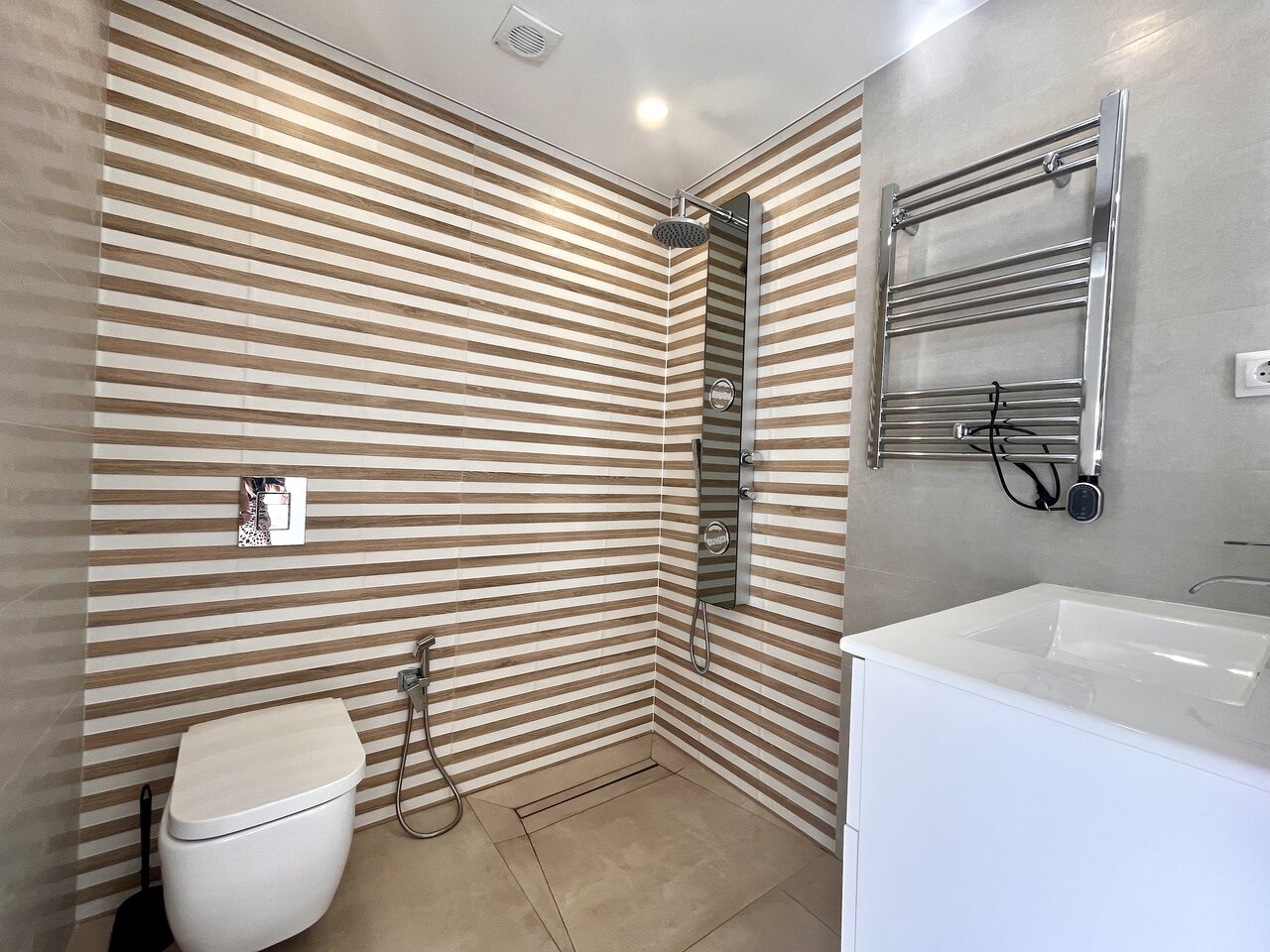 6-Bedroom Villa in La Siesta, Torrevieja - Image 19
