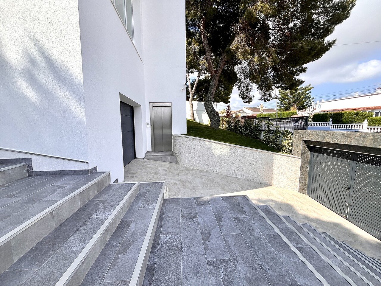 6-Bedroom Villa in La Siesta, Torrevieja - Image 34