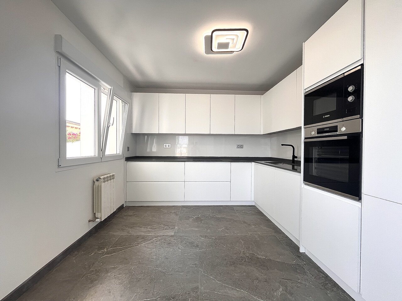 6-Bedroom Villa in La Siesta, Torrevieja - Image 6