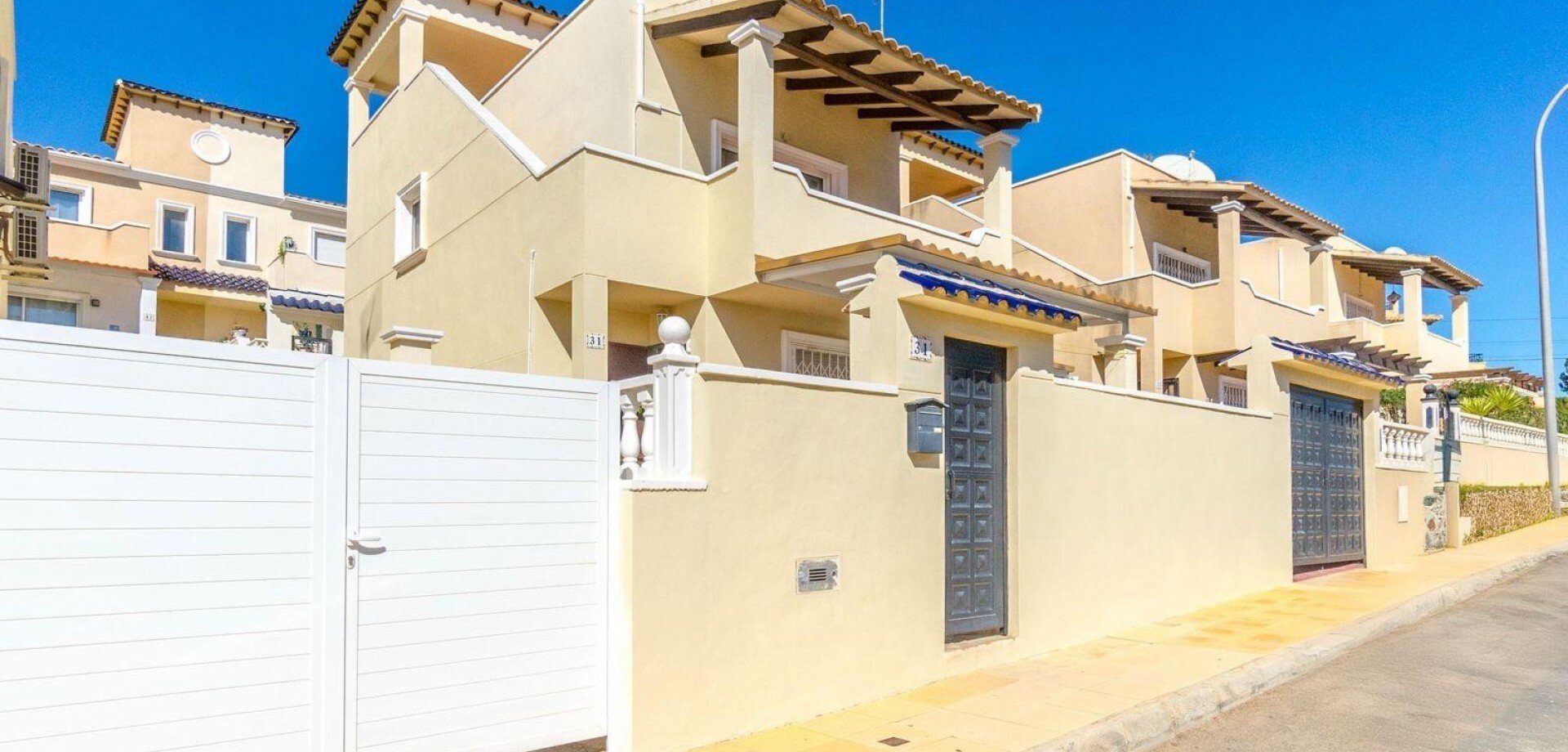 3-Bedroom Villa in San Miguel de Salinas - Image 1