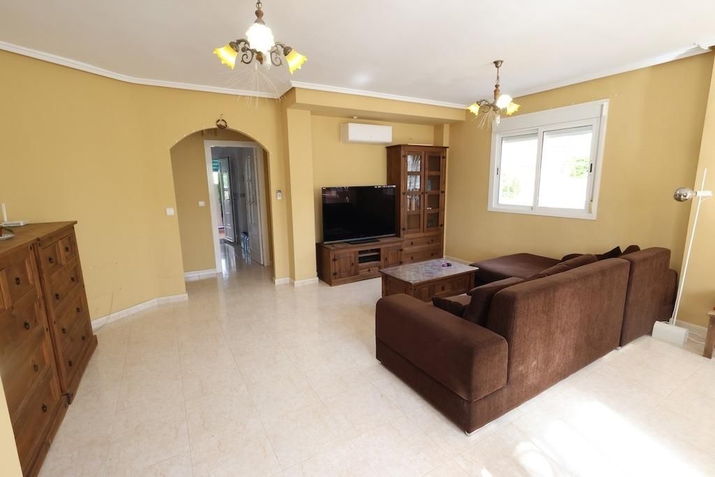 3-Bedroom House in Doña Pepa, Rojales - Image 10