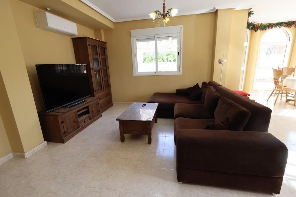 3-Bedroom House in Doña Pepa, Rojales - Image 11