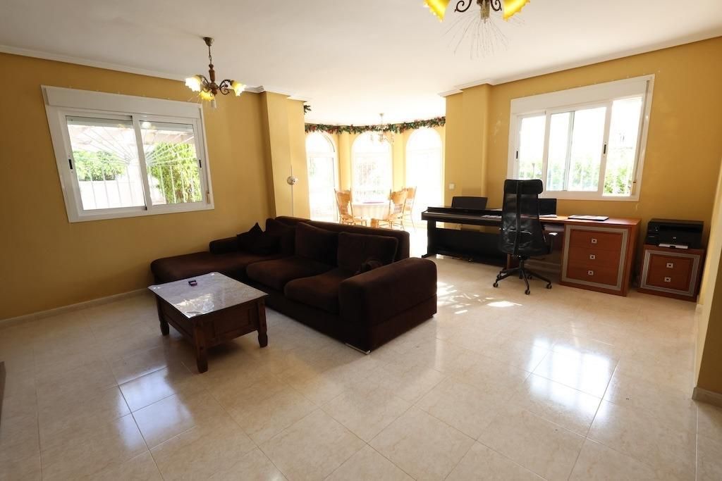 3-Bedroom House in Doña Pepa, Rojales - Image 12