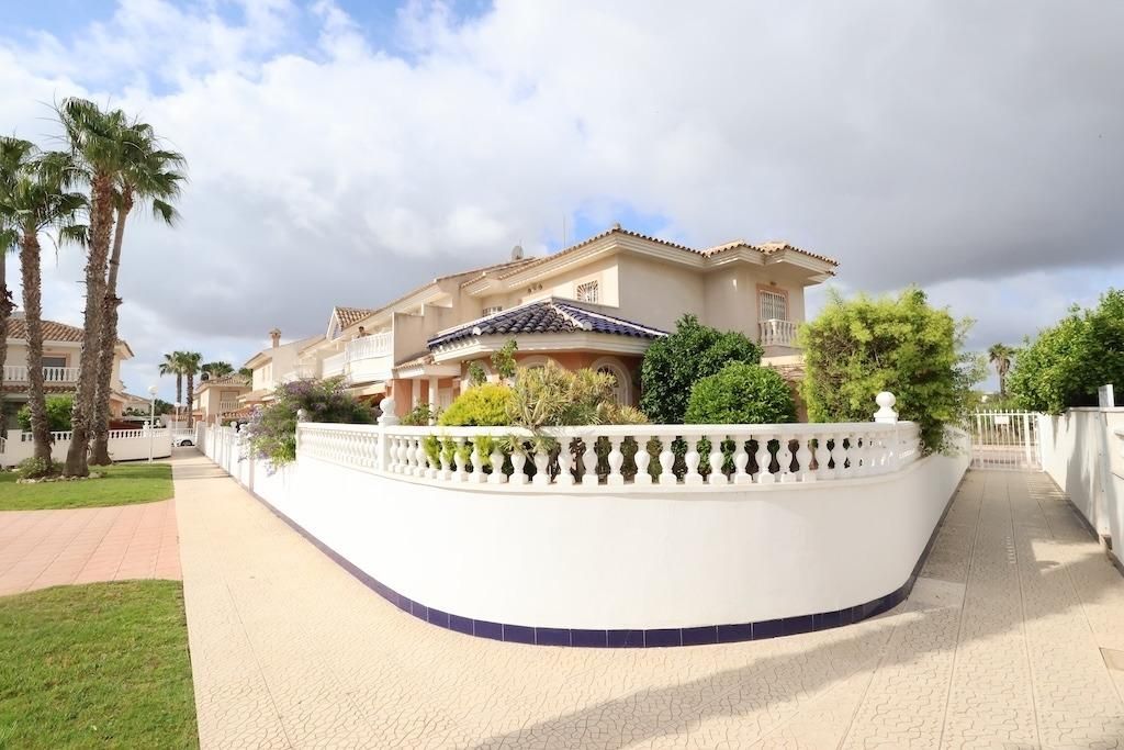3-Bedroom House in Doña Pepa, Rojales - Image 2