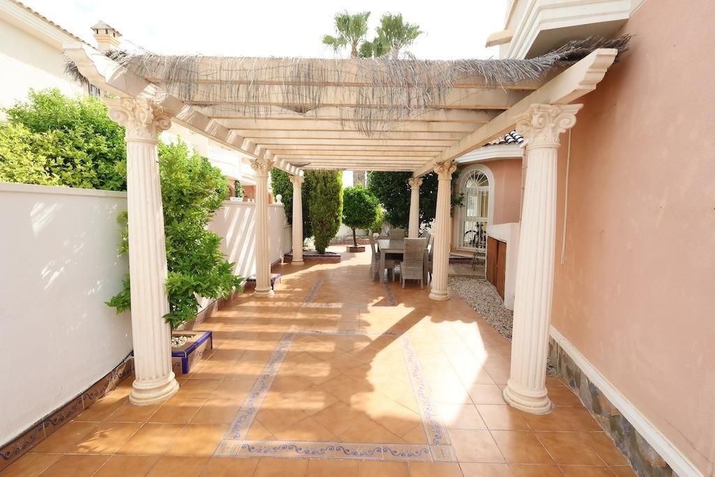 3-Bedroom House in Doña Pepa, Rojales - Image 6