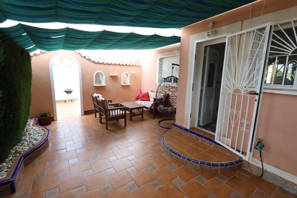 3-Bedroom House in Doña Pepa, Rojales - Image 7
