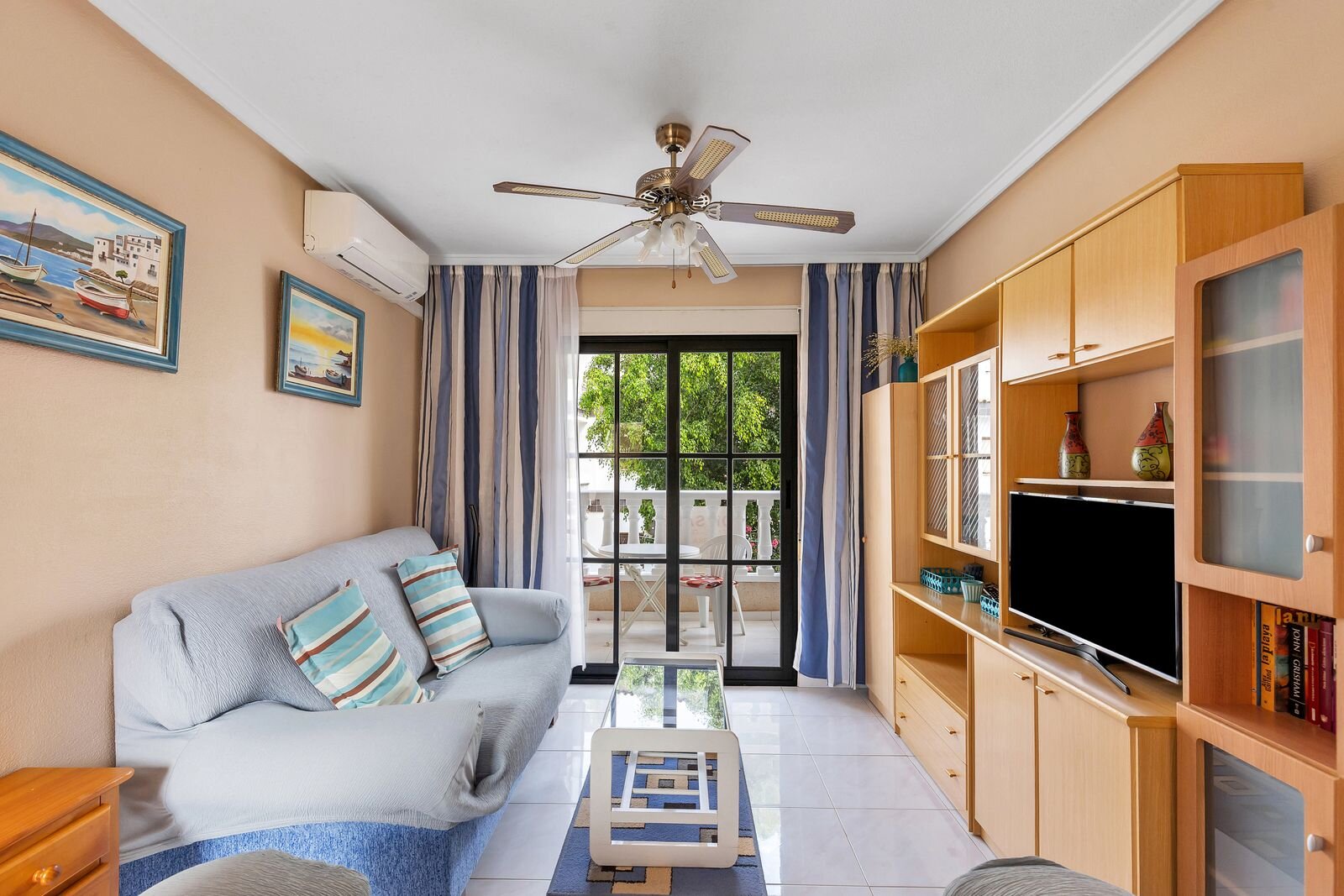 2-Bedroom Apartment in Punta Prima, Torrevieja - Image 2