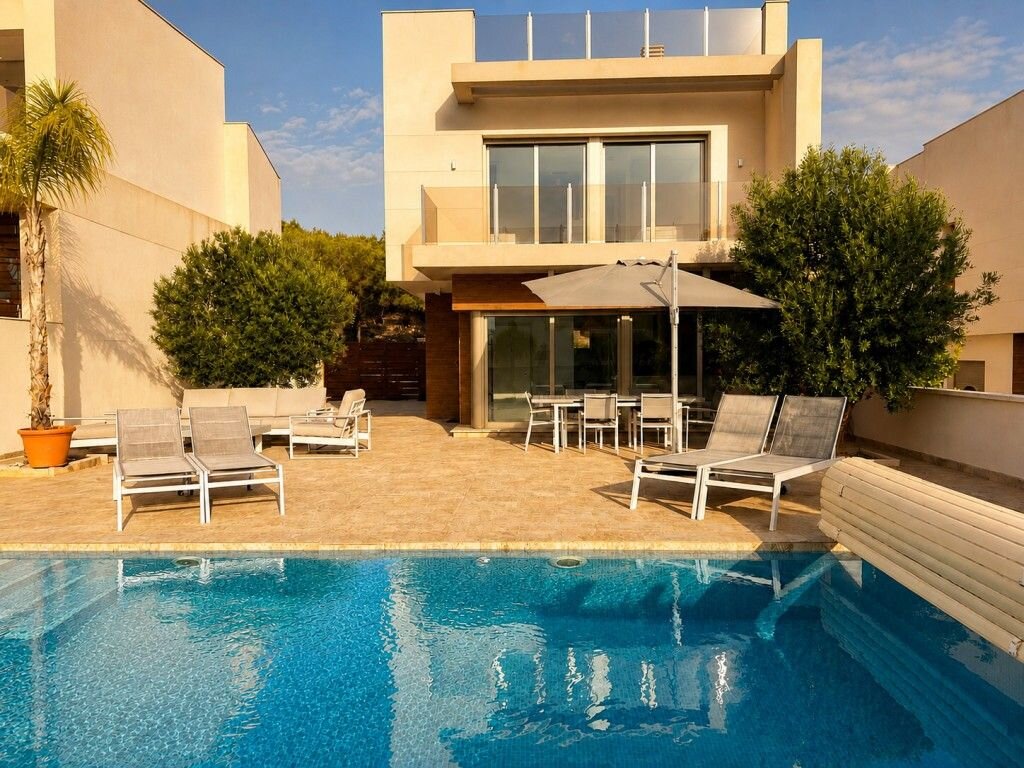 3-Bedroom Villa in Pueblo, San Miguel de Salinas - Image 3