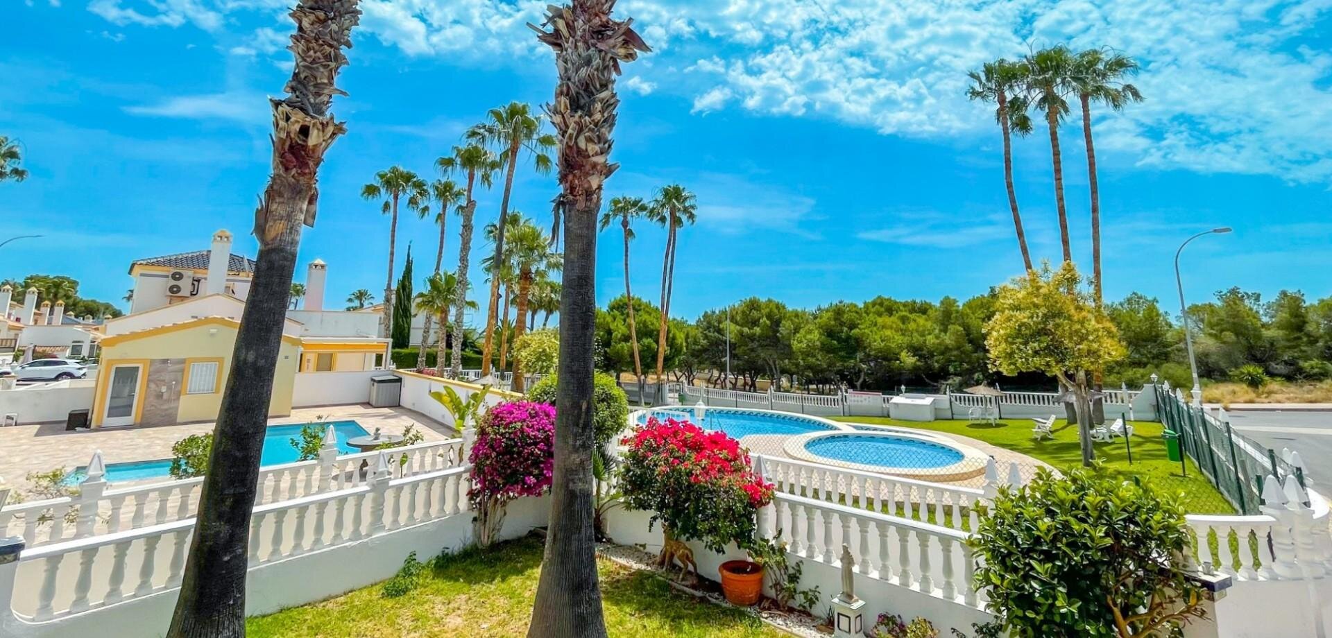 4-Bedroom House in Villamartín-las Filipinas, Orihuela Costa - Image 3