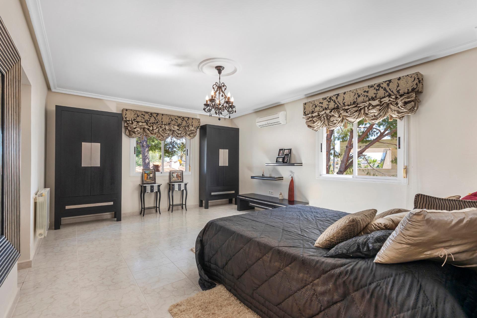 5-Bedroom Villa in Rojales - Image 11