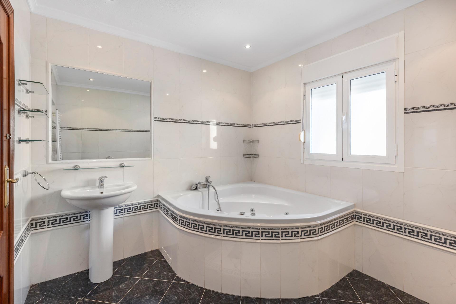 5-Bedroom Villa in Rojales - Image 12