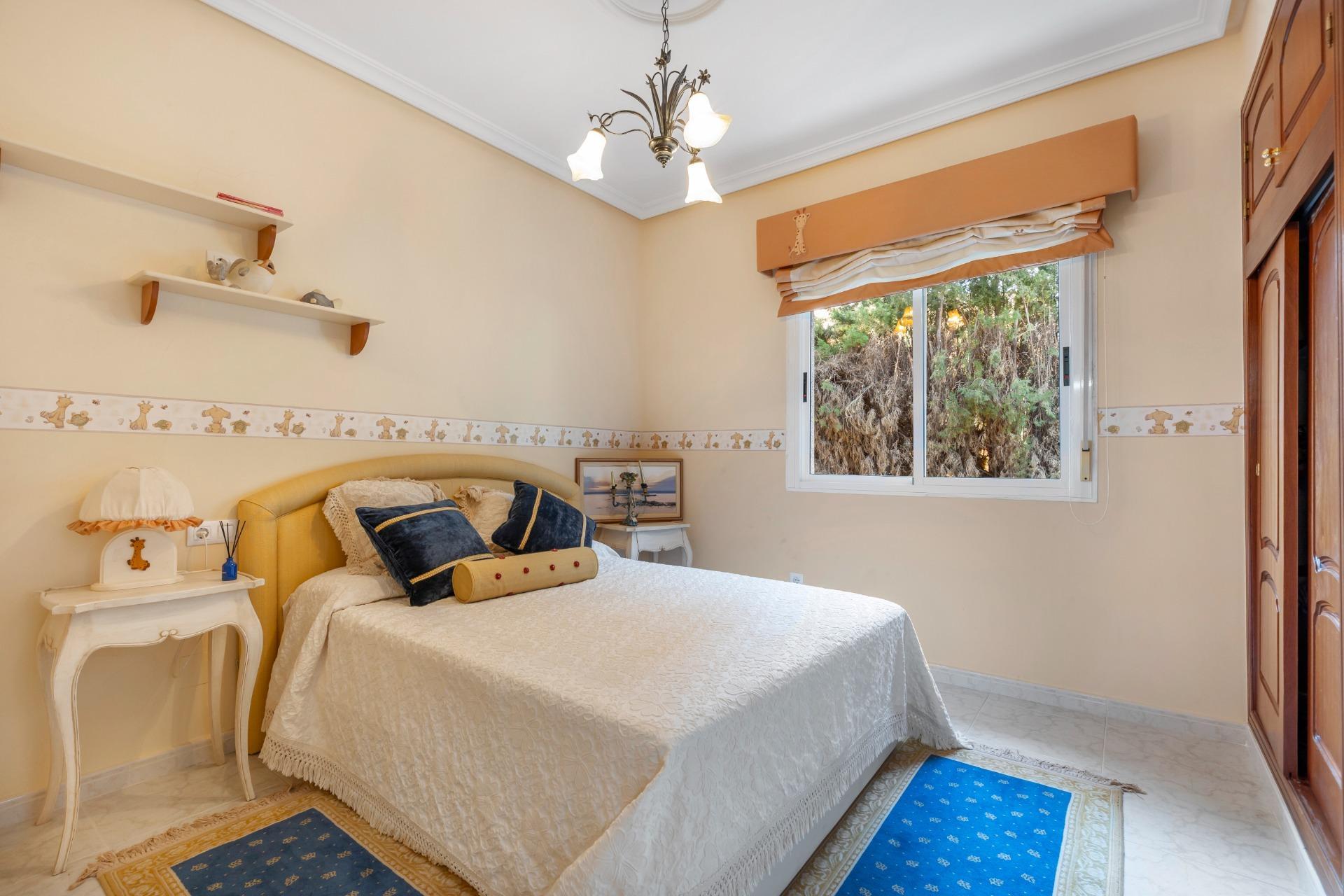 5-Bedroom Villa in Rojales - Image 13