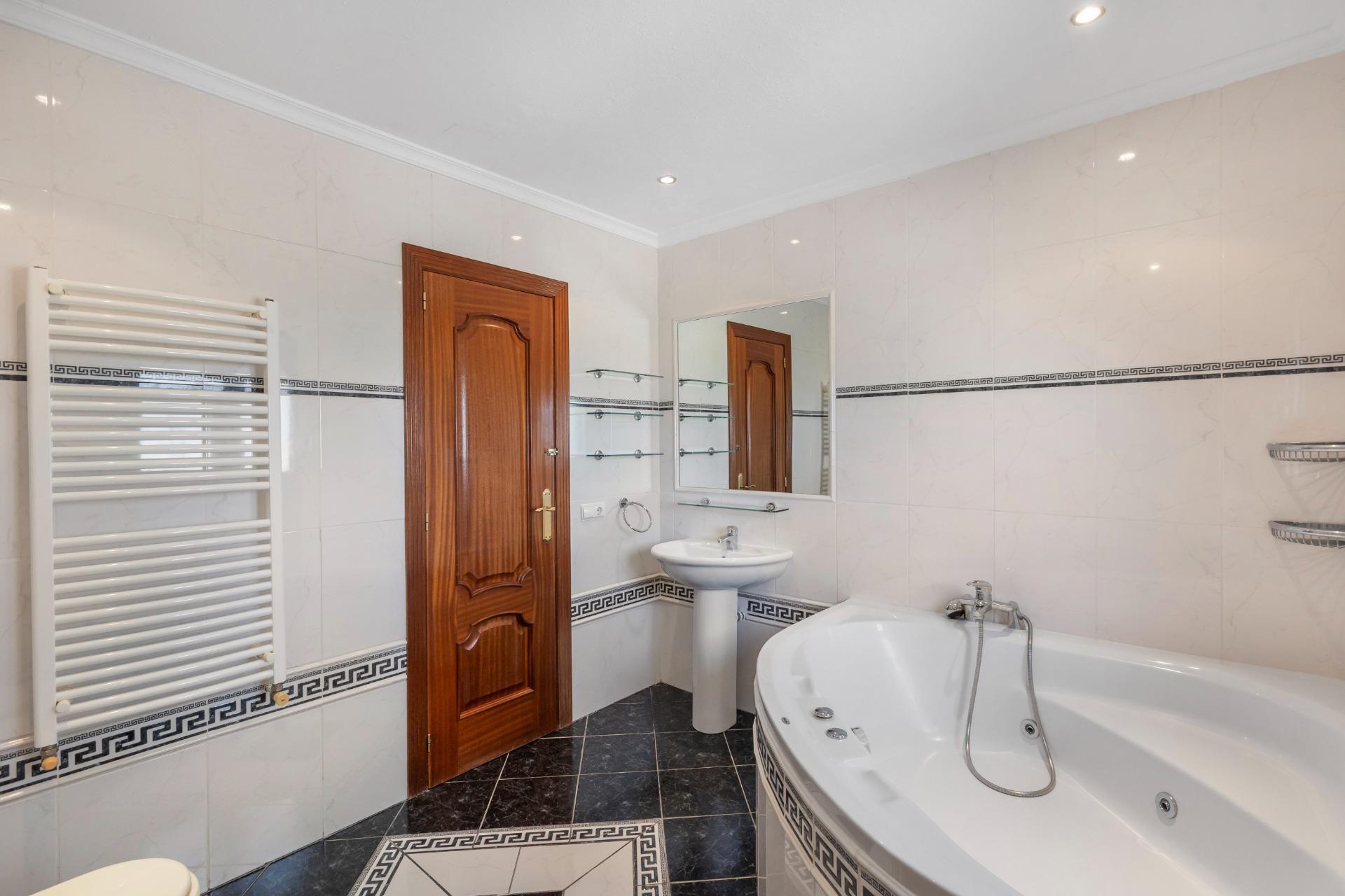 5-Bedroom Villa in Rojales - Image 14