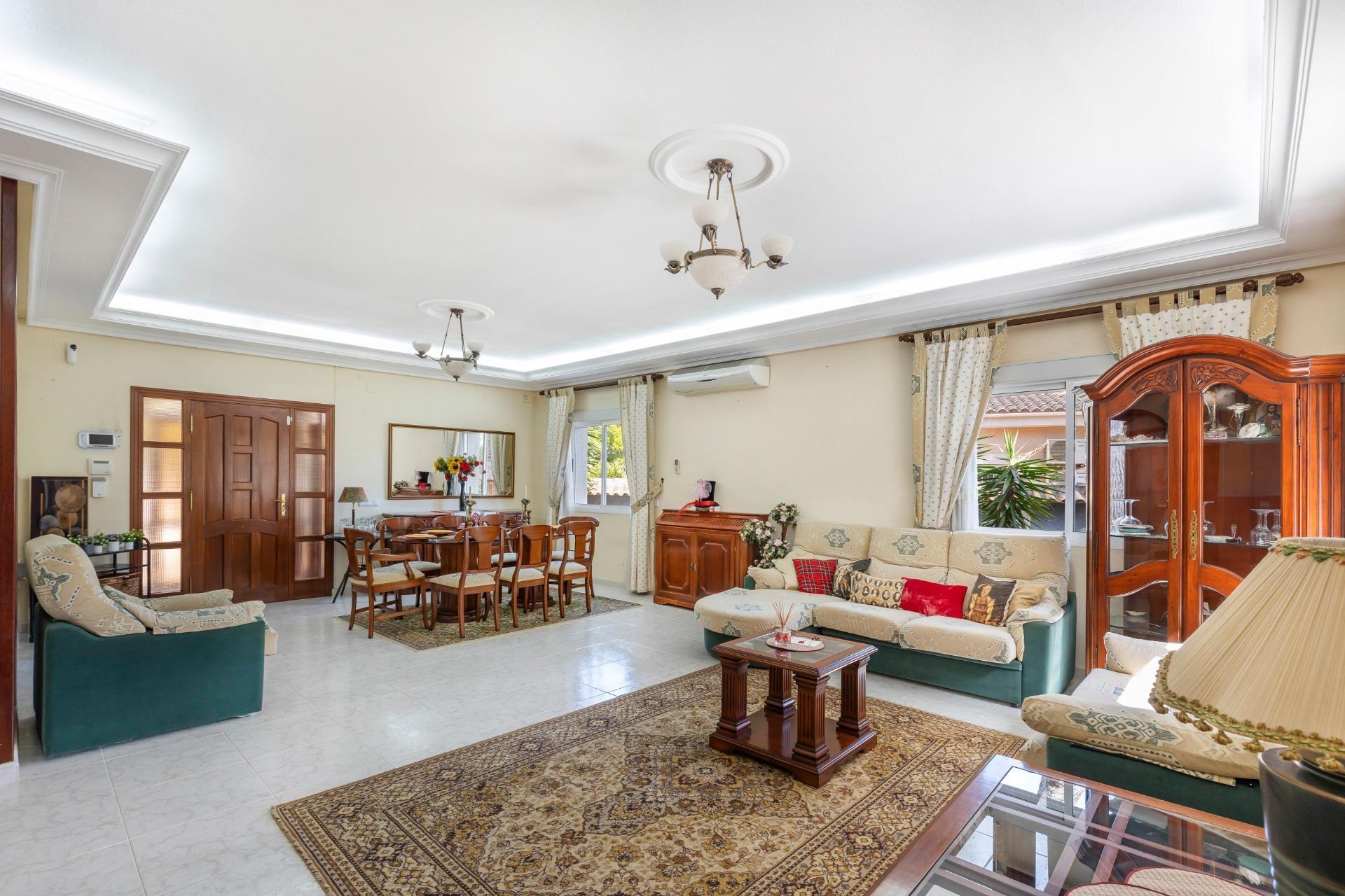 5-Bedroom Villa in Rojales - Image 37