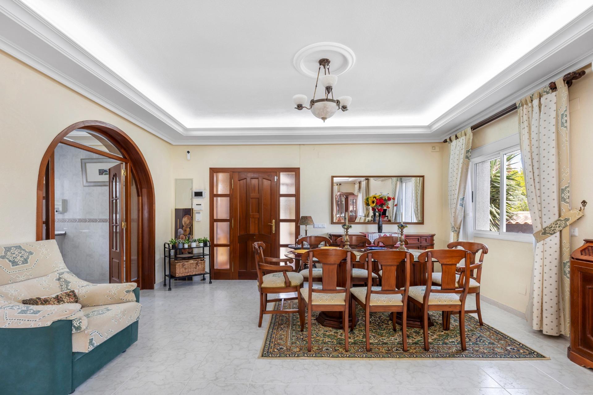 5-Bedroom Villa in Rojales - Image 38