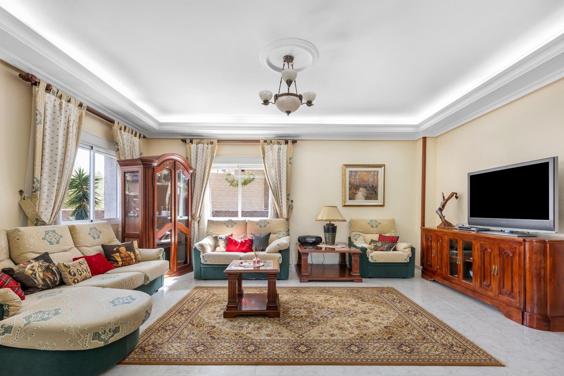 5-Bedroom Villa in Rojales - Image 6