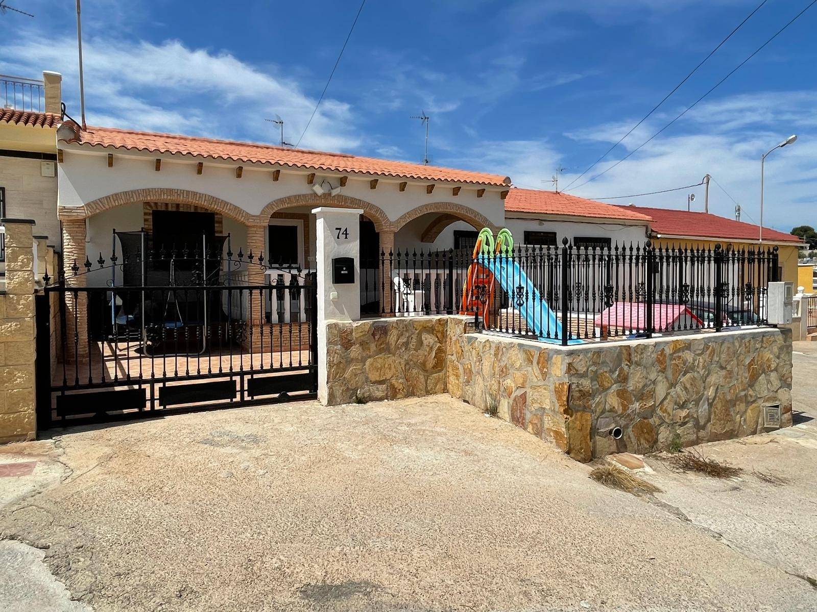 3-Bedroom House in Pilar de la Horadada - Image 1