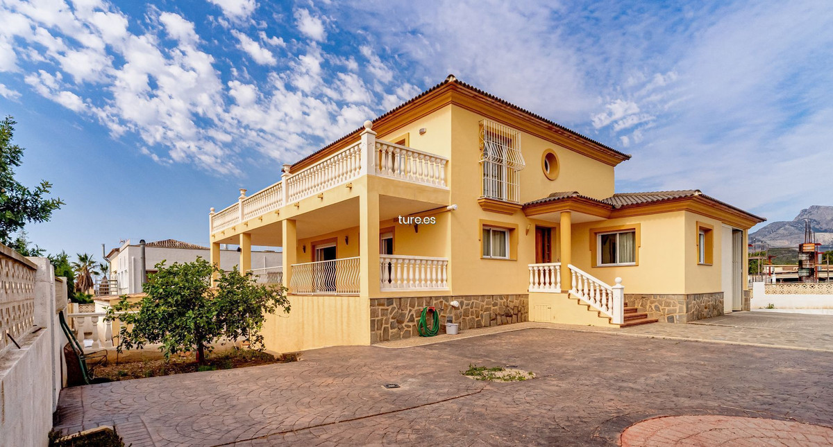 7-Bedroom Detached House in La Nucia | Sunny Casas - Cos... - Image 1