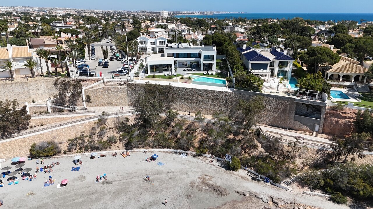5-Bedroom Villa in Cabo Roig - Image 4