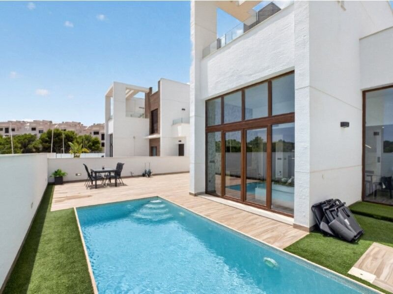 4-Bedroom Villa in Los Balcones, Torrevieja - Image 2