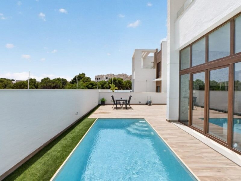 4-Bedroom Villa in Los Balcones, Torrevieja - Image 4