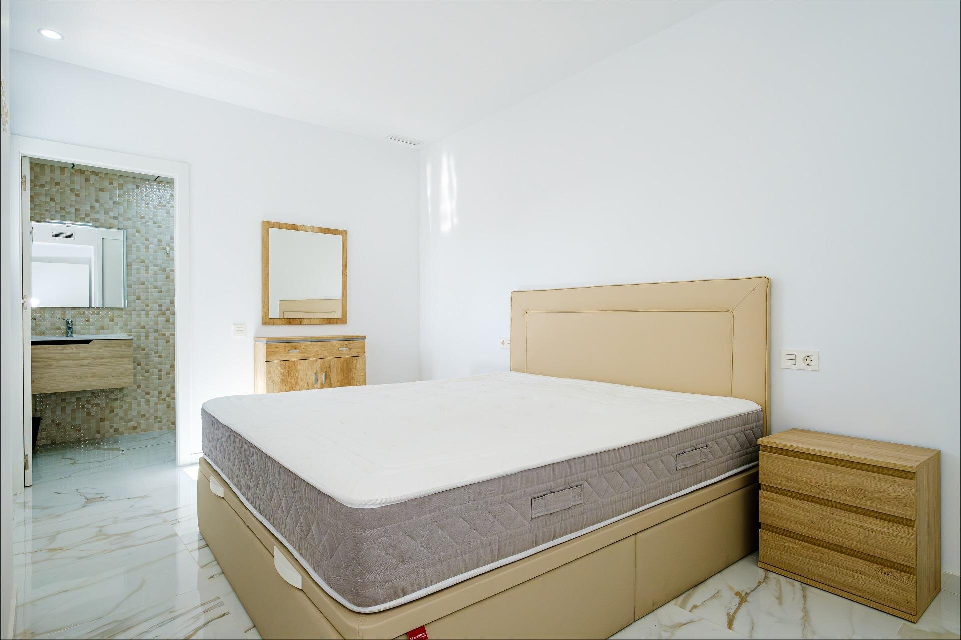 4-Bedroom Apartment in Estacion de Autobuses, Torrevieja - Image 25