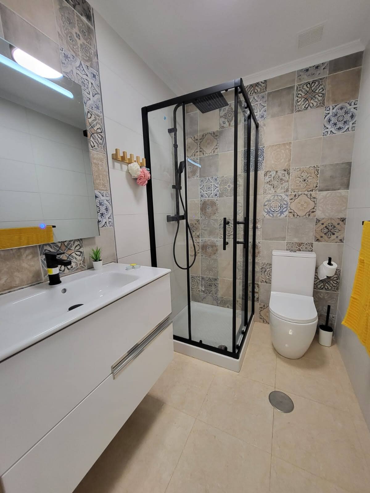 3-Bedroom House in San Miguel de Salinas - Image 11