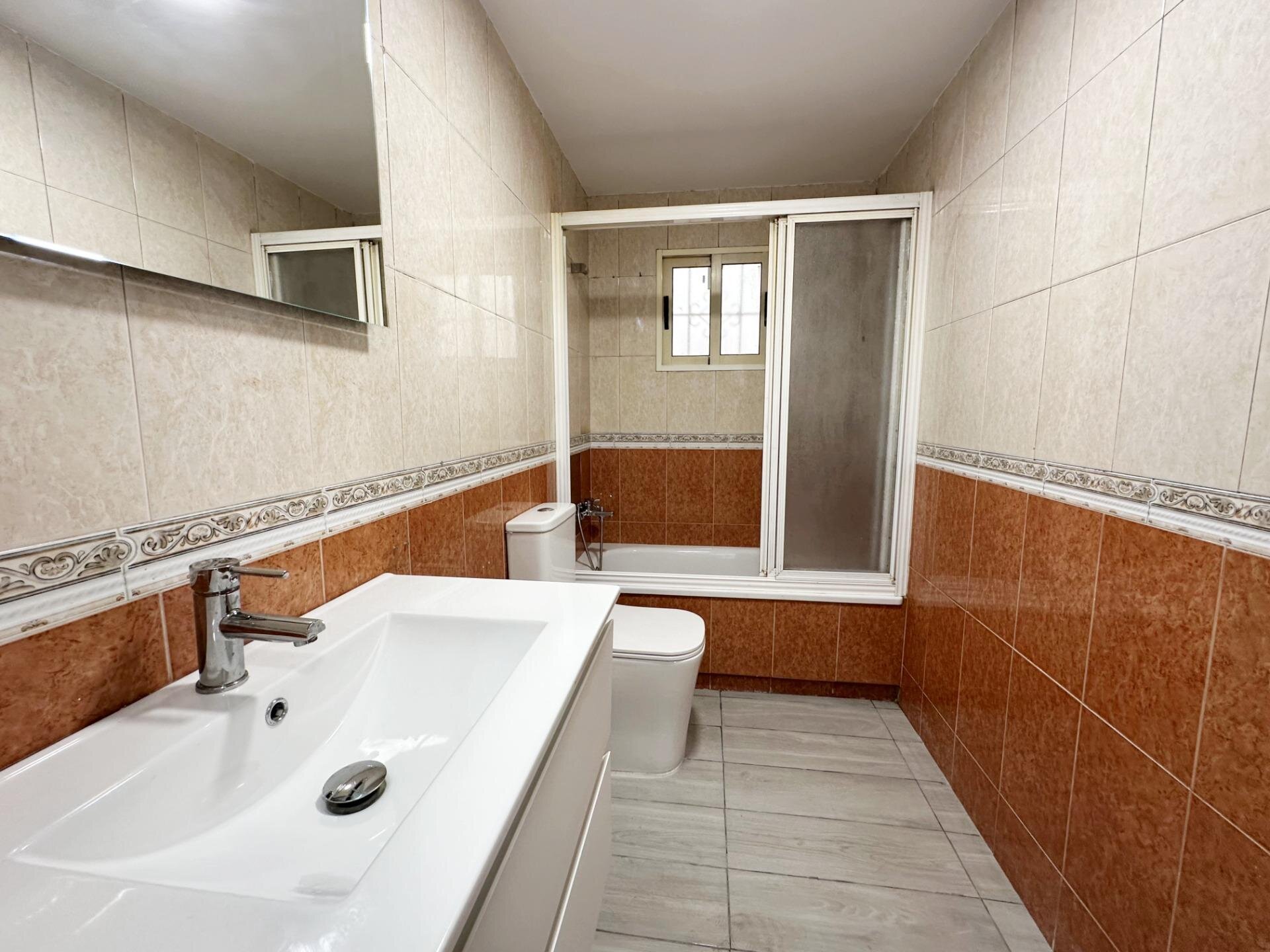 2-Bedroom Apartment in Estacion de Autobuses, Torrevieja - Image 11