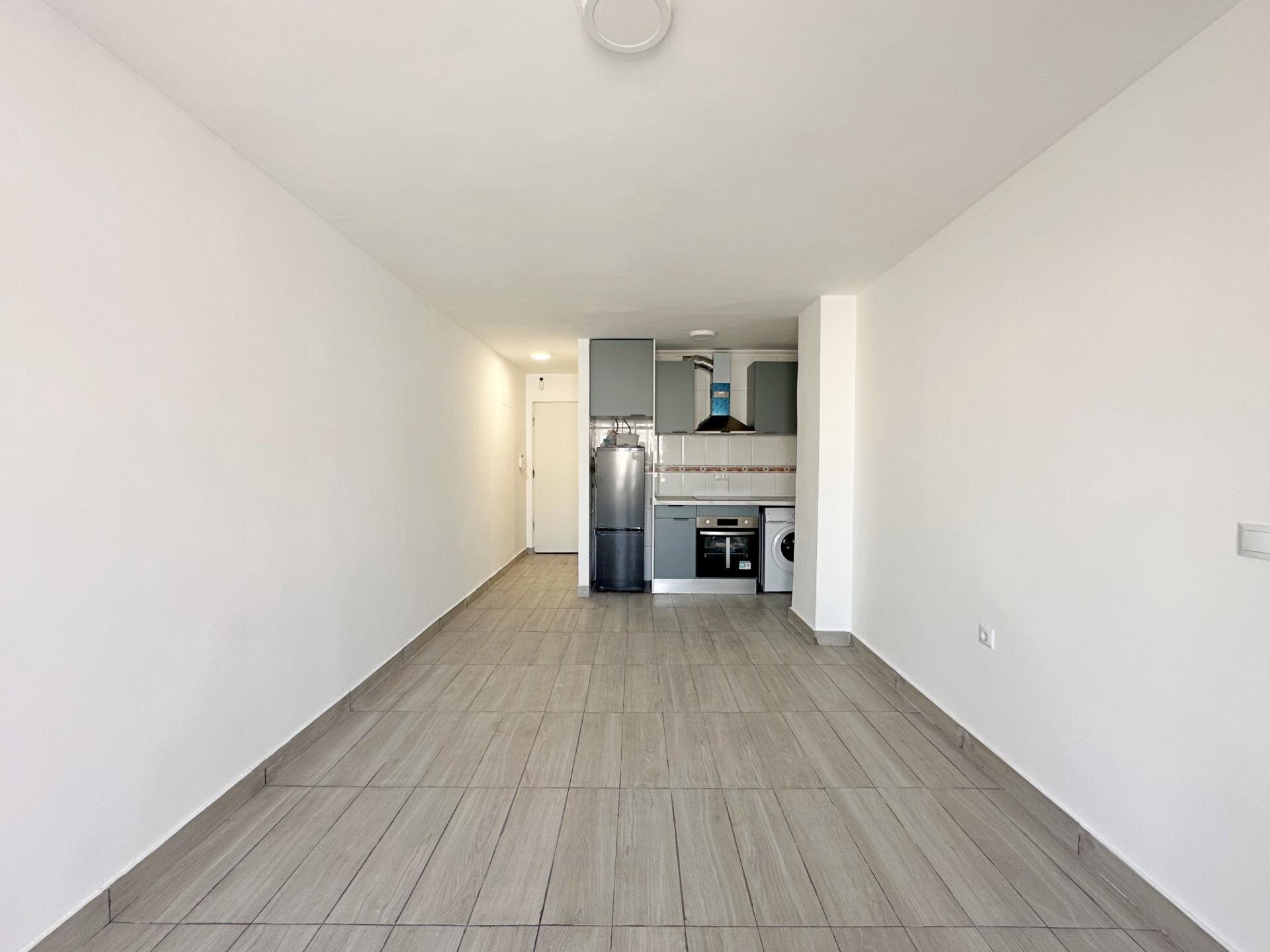 2-Bedroom Apartment in Estacion de Autobuses, Torrevieja - Image 4