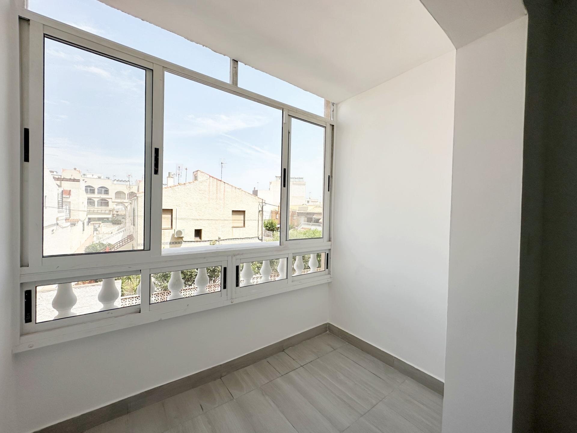 2-Bedroom Apartment in Estacion de Autobuses, Torrevieja - Image 6