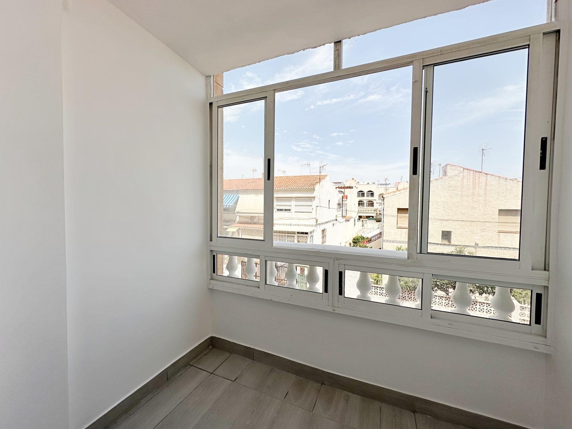 2-Bedroom Apartment in Estacion de Autobuses, Torrevieja - Image 7