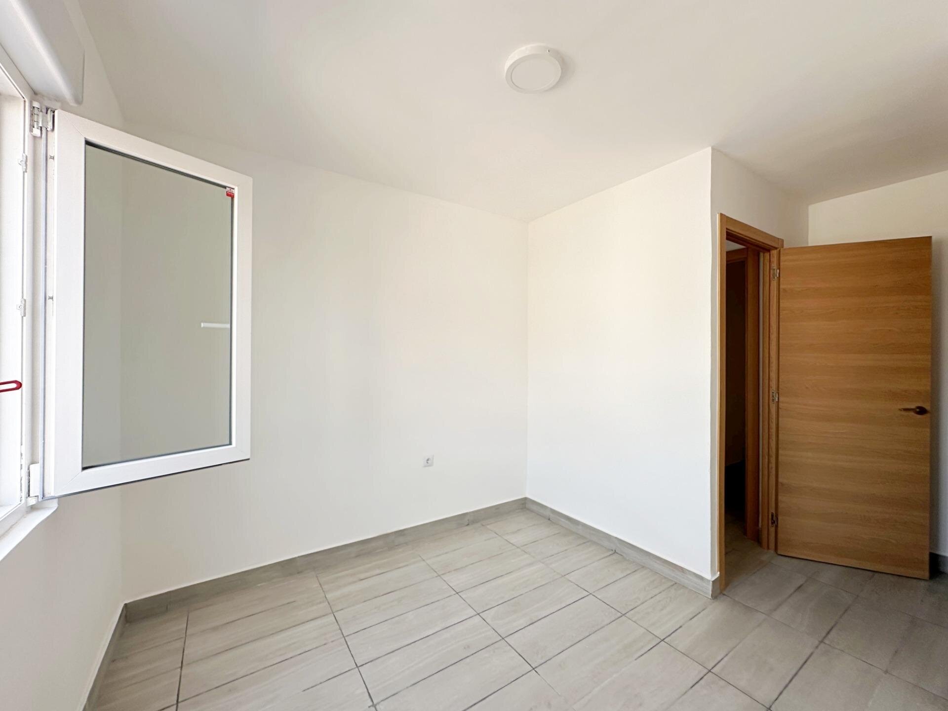 2-Bedroom Apartment in Estacion de Autobuses, Torrevieja - Image 8