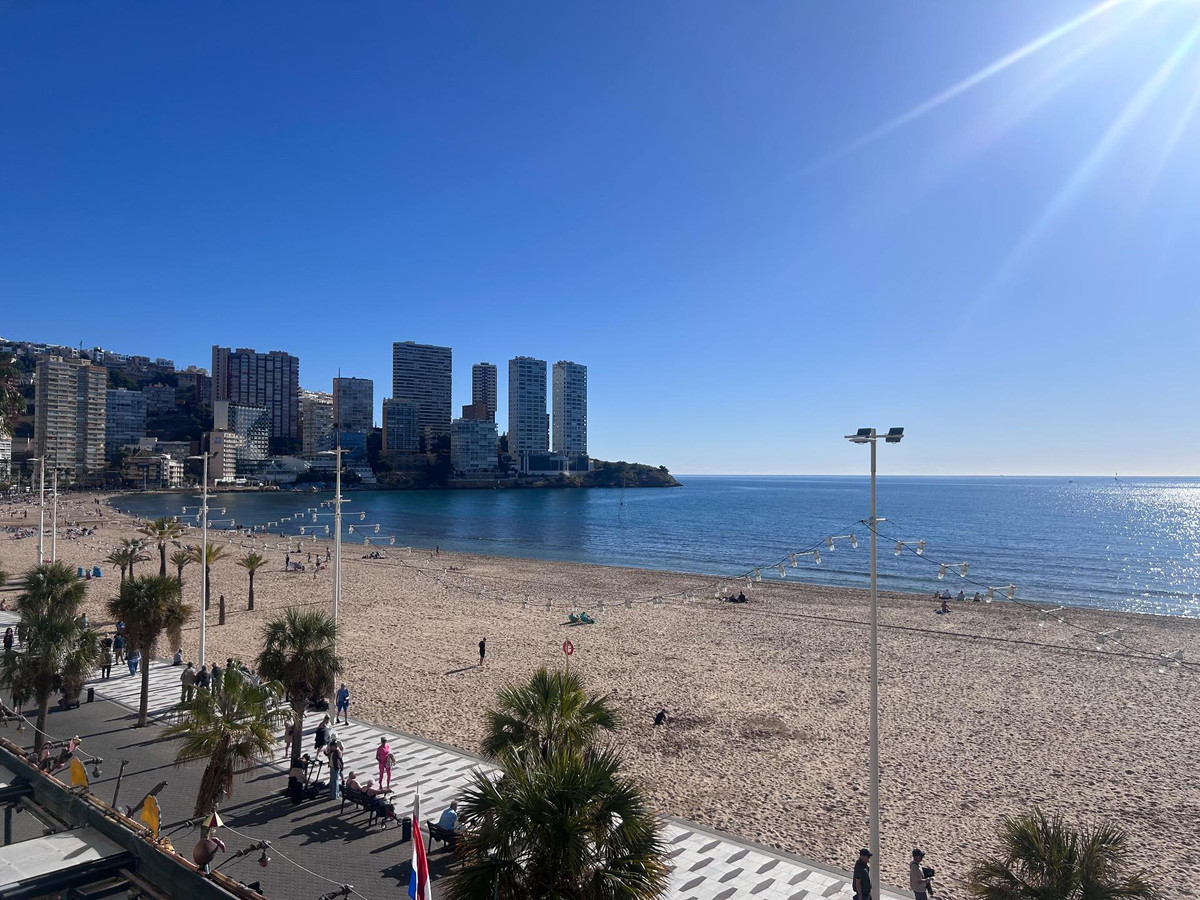 3-Bedroom Middle Floor Apartment in Benidorm | Sunny Cas... - Image 1