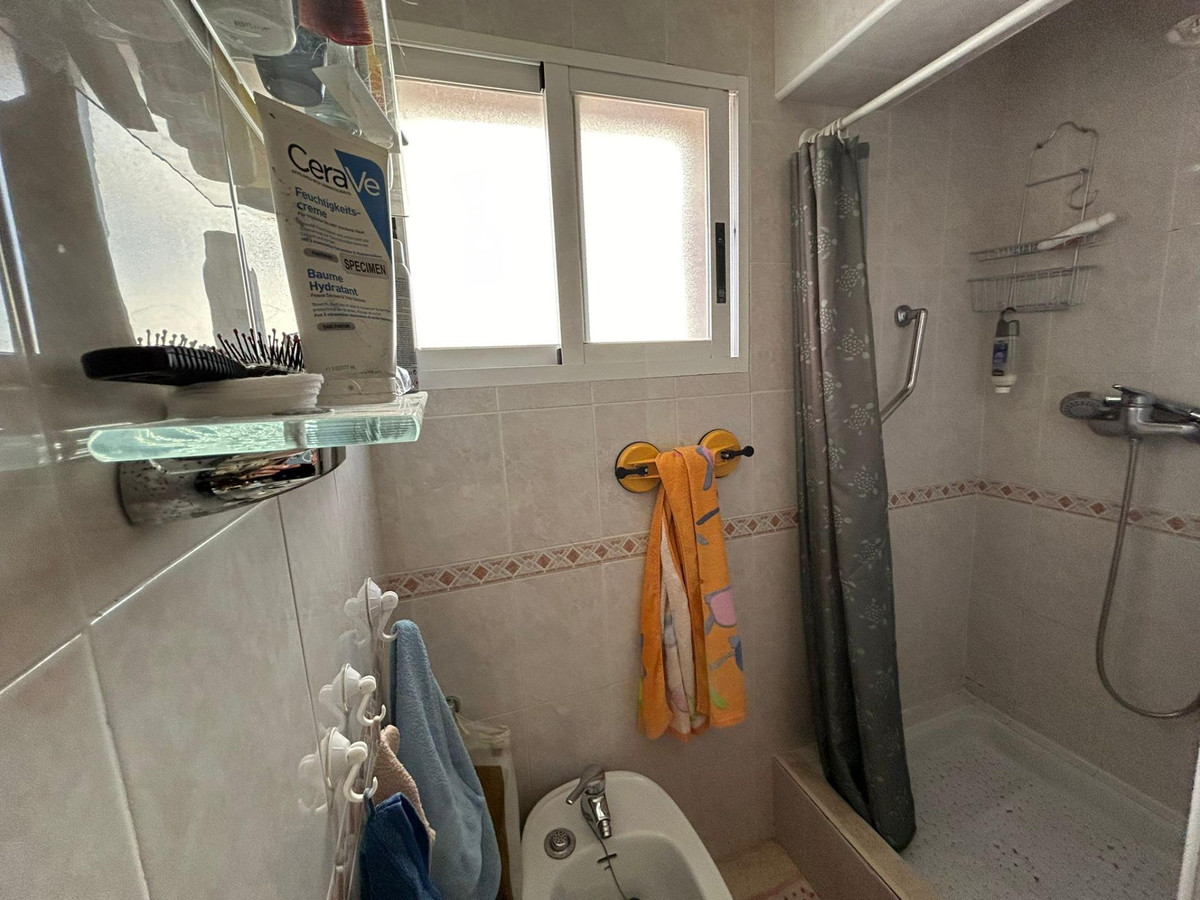 3-Bedroom Middle Floor Apartment in Benidorm | Sunny Cas... - Image 24