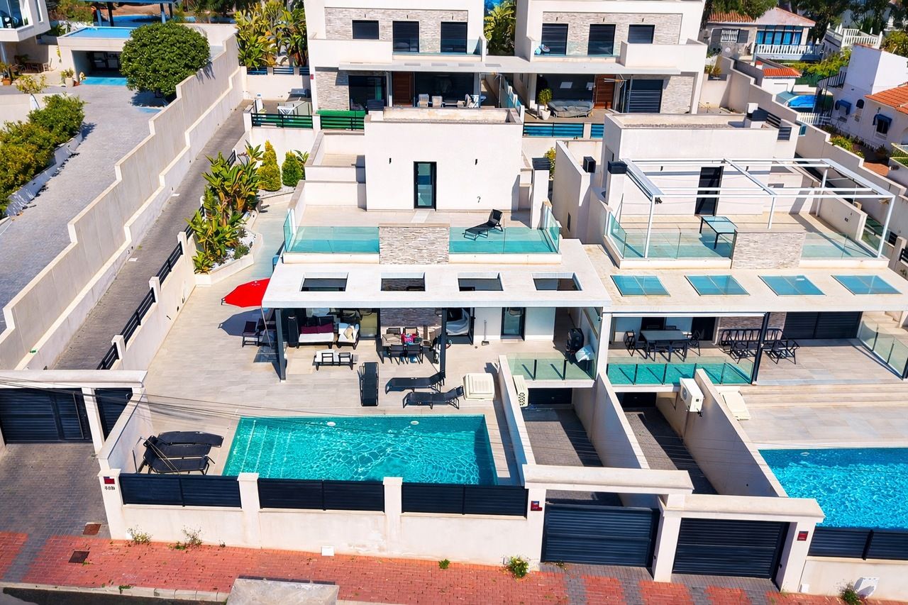 5-Bedroom Villa in La Siesta, Torrevieja - Image 1