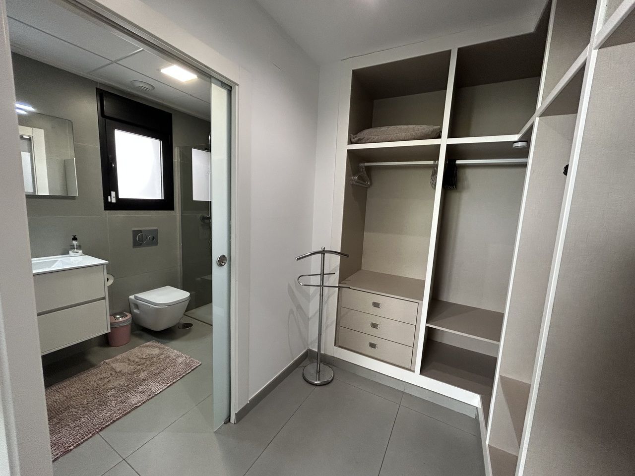 5-Bedroom Villa in La Siesta, Torrevieja - Image 11