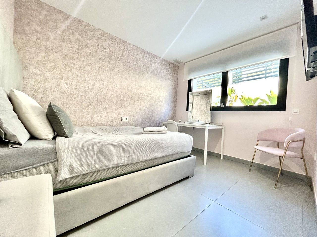 5-Bedroom Villa in La Siesta, Torrevieja - Image 19