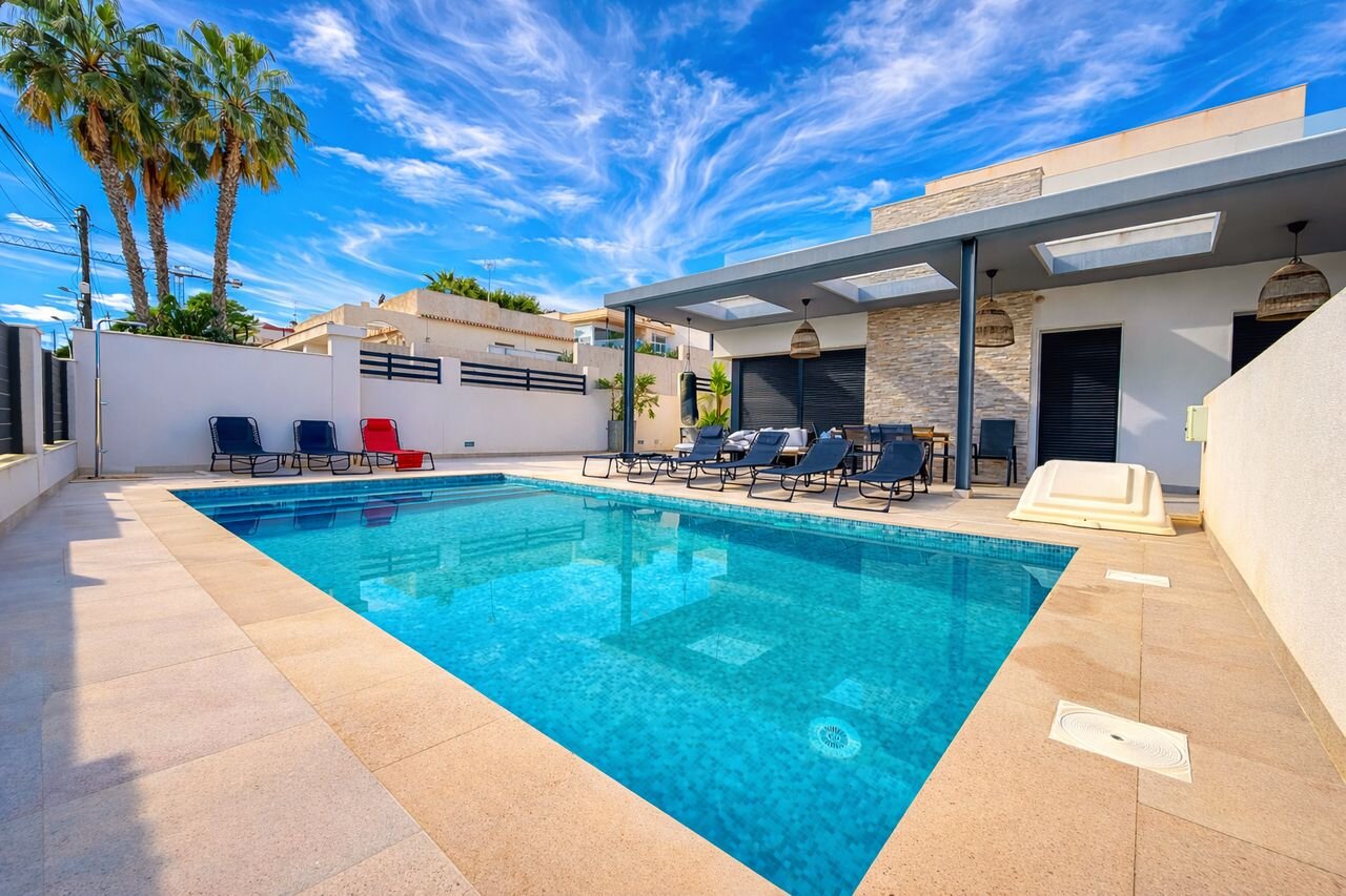 5-Bedroom Villa in La Siesta, Torrevieja - Image 36
